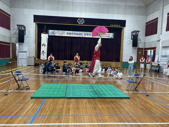 남덕유산 아래 서상초등학교는 지난 6일 경남작은학교살리기 사업'의 일환으로 서상초와 서하초 공동학교운영 1권역 학생들을 포함해 안의초 1,3학년과 서상초 학부모와 지역민을 대상으로 문화예술 소양을 기르고 다양한 공연관람 경험을 가지기 위해 전통연희놀이터 '바투랑 놀자' 초청공연관람을 가진 가운데 줄타기 공연을 하는 모습이다.
