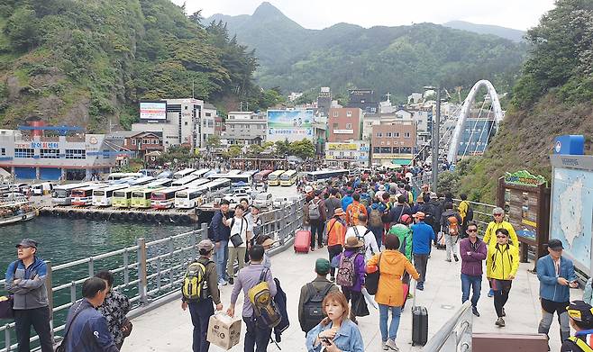 울릉도 찾은 관광객 도동항에서 마을로 진입하고 있다. /김두한 기자