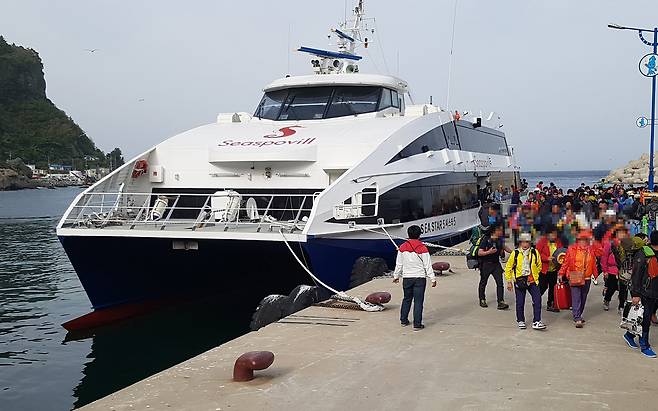 강릉~울릉도 저동항을 통해 입도하는 관광객./김두한 기자
