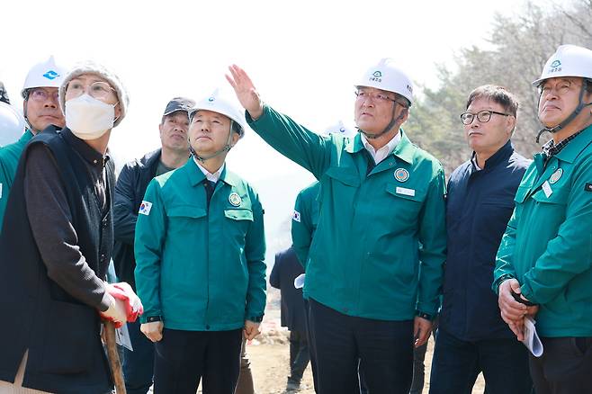 김학동 예천군수가 산사태 피해지 복구 현장을 점검하고 있다. /예천군 제공