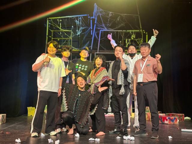 극단 배우창고의 '워 아이니?' 배우와 스태프가 지난달 참가한 루마니아 바벨페스티벌 공연장에서 기념촬영을 하고 있다. 극단 배우창고 제공