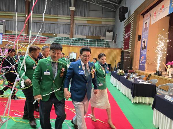 지난 6월 13일 청도군 국민체육센터에서 박정호 회장 취임식이 열렸다. 박 회장이 추광엽 3700지구 총재와 입장을 하고 있다.