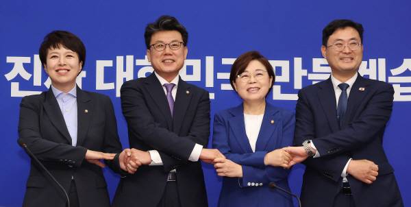 더불어민주당 진성준, 국민의힘 김정재 정책위의장이 7일 국회에서 회동하고 있다. 왼쪽부터 국민의힘 김은혜 정책수석부대표, 더불어민주당 진성준 정책위의장, 국민의힘 김정재 정책위의장, 더불어민주당 이정문 정책위 수석부의장.연합