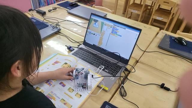 대덕초의 코딩 프로그램 교육 활동 모습.