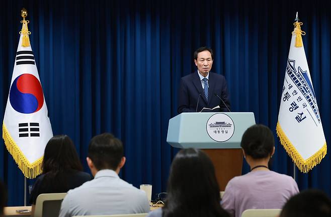 우상호 대통령실 정무수석이 7일 서울 용산 대통령실 청사에서 이재명 대통령과 김민석 국무총리의 주례회동 관련 브리핑을 하고 있다. 연합뉴스