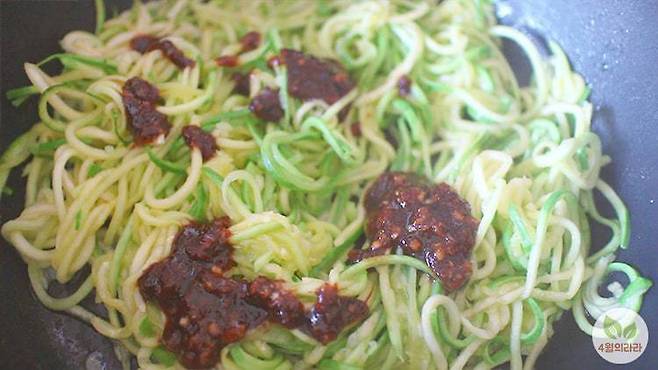 볶은 애호박에 양념을 더한 모습