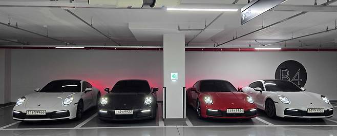 서울 용산구 래미안용산 더센트럴 B동 쏘카존에 주차된 '포르쉐 911 카레라' /사진=쏘카