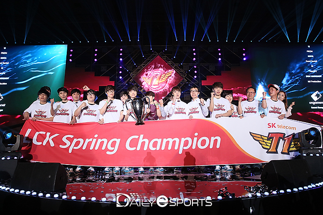 2015 LCK 스프링 우승 세리머니를 하는 '페이커'와 T1.