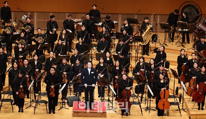 KG필하모닉오케스트라가 지난 1월 18일 서울 송파구 롯데콘서트홀에서 열린 ‘2025 이데일리 신년 음악회’ 겸  창단 첫 정기연주회에서 관중들에게 인사하고 있다. (사진=방인권 기자)