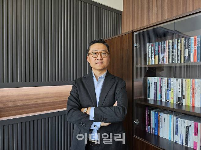 홍승완 메탈링크 대표가 서울 영등포구 세븐브릿지프라이빗에쿼티 사무실에서 이데일리와 인터뷰 후 사진촬영을 하고 있다. (사진=김경은 기자)