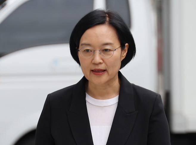 한성숙 중소벤처기업부 장관 후보자가 24일 서울 여의도 인사청문회 준비 사무실로 출근하고 있다.(사진=뉴시스)
