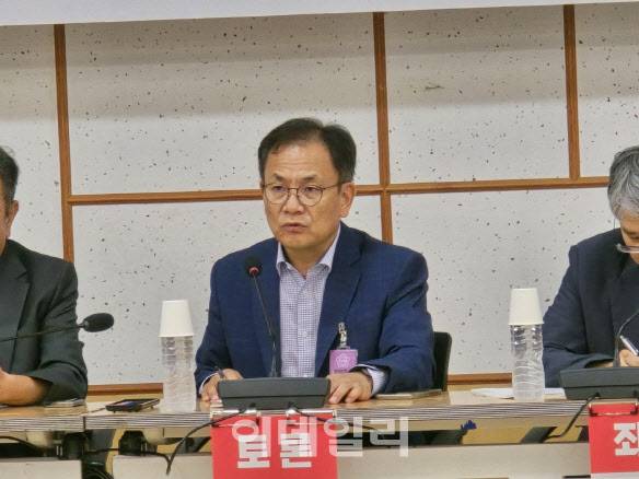 하민용 SKT 부사장이 7일 국회 ‘AI 데이터센터 구축전략’ 세미나에서 발표를 하고 있다(사진=윤정훈 기자)