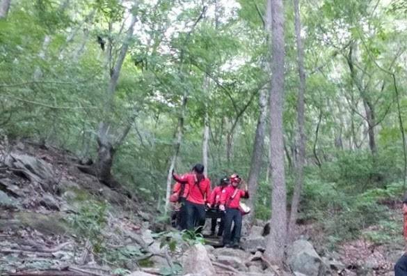 6일 오후 6시 13분쯤 전북 진안군 주천면 구봉산에서 등산하던 50대 남성이 쓰러져 소방대원들이 구조하고 있는 모습. (사진=전북소방본부 제공)