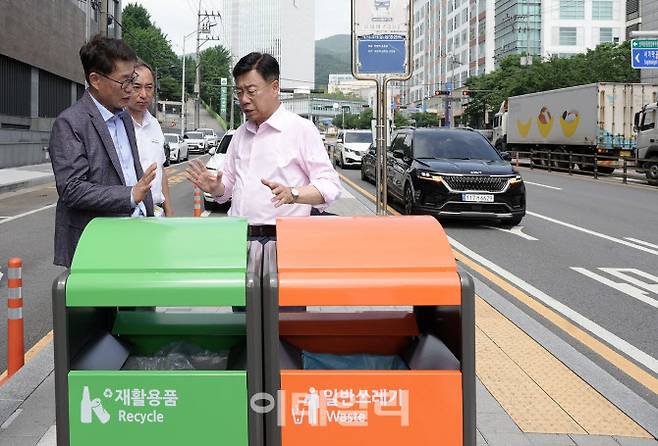 신상진 성남시장이 지난 6월 27일 거리에 설치한 쓰레기통을 점검하고 있다.(사진=성남시)