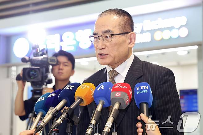 위성락 국가안보실장이 6일 오전 인천국제공항을 통해 미국으로 출국하기 앞서 취재진의 질문에 답하고 있다. 위성락 실장은 미국 측 인사들과 관세 등 현안 관련 논의에 나설 계획이다. 2025.7.6/뉴스1 ⓒ News1 민경석 기자