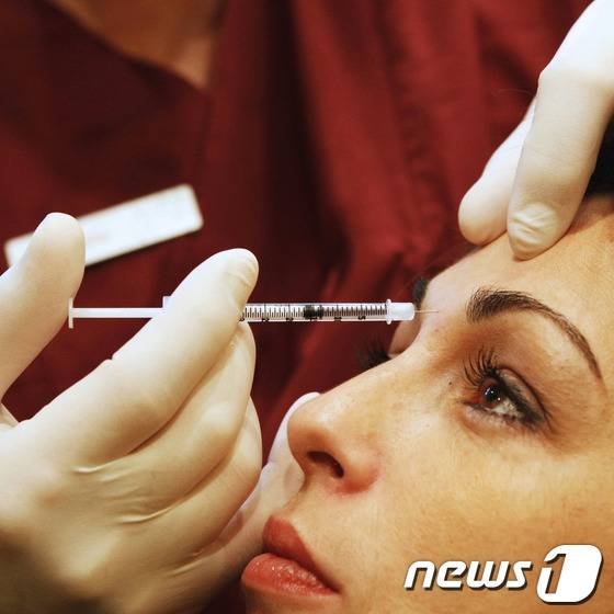 한 여성이 보톡스 시술을 받고 있다. (사진=AFP) ⓒ News1