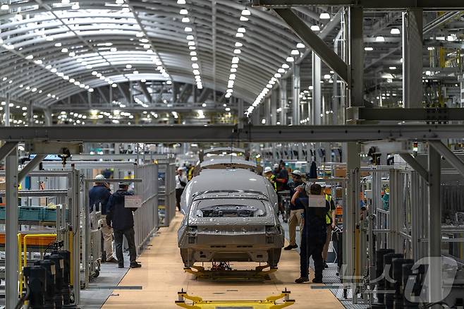 현대차그룹이 26일(현지시간) 미국 조지아주 엘라벨(Ellabell)에 위치한 ‘현대자동차그룹 메타플랜트 아메리카(Hyundai Motor Group Metaplant America, HMGMA)’의 준공식을 개최했다. 사진은 HMGMA에서 아이오닉5가 생산되는 모습. (현대차그룹 제공, 판매 및 DB 금지) 2025.3.27/뉴스1