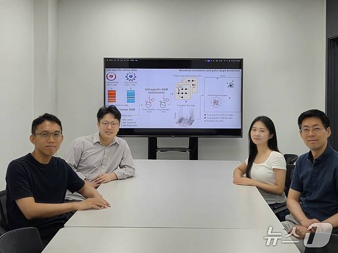 KAIST 생명화학공학과 연구팀. 왼쪽부터 김현욱 교수, 정해덕 박사과정, 임진아 박사과정, 김유식 교수(KAIST 제공) /뉴스1