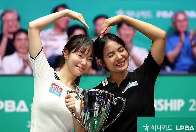 김보라(왼쪽)와 스롱피아비(PBA 제공)