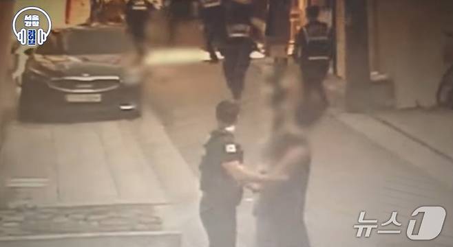 경찰이 서울 중랑구의 한 주택가에서 불법체류자들을 체포하고 있다. (서울경찰 유튜브 갈무리)