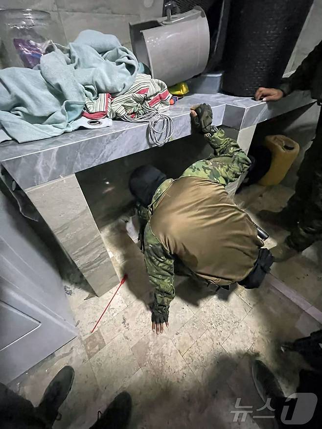 에콰도르 마약왕 아돌포 마시아스의 저택에 숨거젼 벙커의 출입구, 2025.06.25. ⓒ AFP=뉴스1
