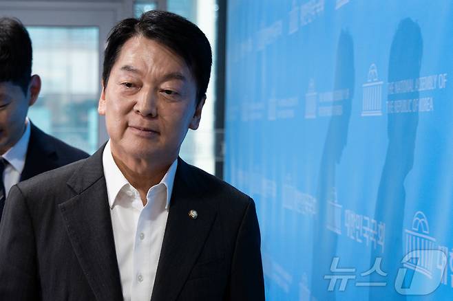 안철수 국민의힘 혁신위원장이 7일 서울 여의도 국회 소통관에서 기자회견을 열고 혁신위원장 사퇴 및 전당대회 출마를 밝힌 후 기자회견장을 나서고 있다. 2025.7.7/뉴스1 ⓒ News1 유승관 기자