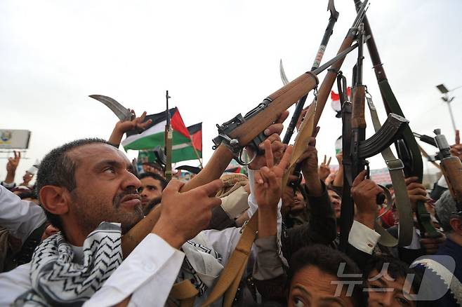 4일(현지 시간) 예멘 후티 반군이 통치하는 수도 사나에서 팔레스타인과 가자지구에 연대하고 이스라엘과 미국을 규탄하는 집회 참가자들이 소총을 들고 구호를 외치고 있다. 2025.07.04. ⓒ AFP=뉴스1 ⓒ News1 윤다정 기자