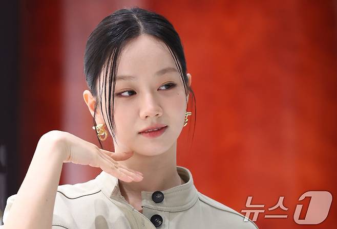 배우 혜리가 7일 오후 서울 영등포구 더현대 서울에서 열린 페라가모 부티크 오픈 기념 행사에 참석해 사랑스러운 포즈를 취하고 있다. ⓒ News1 권현진 기자