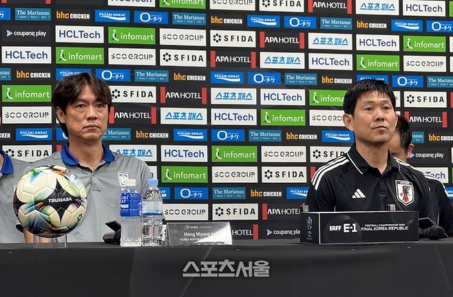 축구대표팀 홍명보 감독과 일본의 모리야스 하지메 감독이 6일 용인미르스타디움에서 열린 동아시안컵 기자회견에서 질문을 듣고 있다. 용인 | 정다워 기자