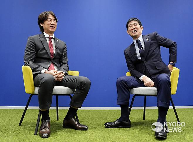 축구대표팀 홍명보 감독과 일본 모리야스 하지메 감독의 대단 장면. 제공 | 교도 통신