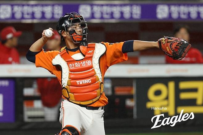 한화 허인서가 대전 한화생명 볼파크에서 열린 2025 KBO리그 SSG와 더블헤더 2차전에서 포수 수비를 소화하고 있다. 사진 | 한화 이글스