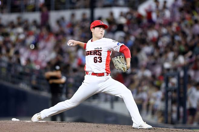 KIA 이호민이 6일 광주-기아 챔피언스 필드에서 열린 2025 KBO리그 롯데전에서 8회 올라와 역투하고 있다. 사진 | KIA 타이거즈