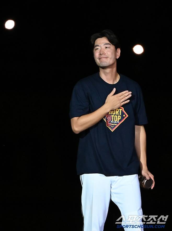 6일 잠실야구장에서 열린 KT와 두산의 경기, 경기 후 진행된 김재호의 은퇴식에서 김재호가 팬들에게 인사하고 있다. 잠실=허상욱 기자wook@sportschosun.com/2025.07.06/