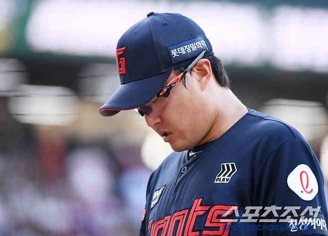 5일 광주 기아 챔피언스필드에서 열린 롯데-KIA전. 2회까지 홈런 3방을 허용하며 4실점한 박세웅이 고개 숙이고 있다. 광주=정재근 기자 cjg@sportschosun.com/2025.7.5/