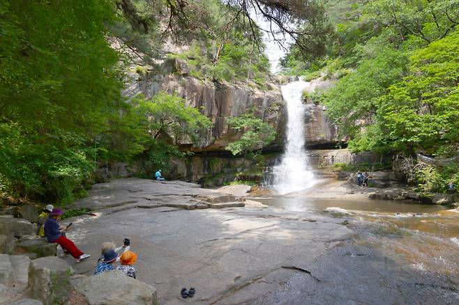◇수옥폭포는 폭포아래 연못가를 중심으로 넓찍한 바위가 있어 휴식하기 좋다. 사진제공=지엔씨21