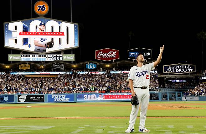 LOS ANGELES, CALIFORNIA - JULY 02: Clayton Kershaw #22 of the Los Angeles Dodgers celebrates after striking out Vinny Capra #41 of the Chicago White Sox during the sixth inning to record his 3,000th career strikeout at Dodger Stadium on July 02, 2025 in Los Angeles, California.   Ronald Martinez/Getty Images/AFP (Photo by RONALD MARTINEZ / GETTY IMAGES NORTH AMERICA / Getty Images via AFP)

<저작권자(c) 연합뉴스, 무단 전재-재배포, AI 학습 및 활용 금지>