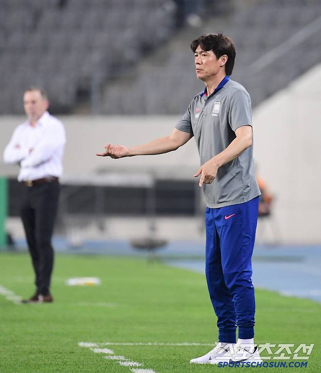 7일 축구대표팀이 용인미르스타디움에서 동아시안컵 중국과 첫 경기를 펼쳤다. 경기 지켜보는 홍명보 감독. 용인=송정헌 기자songs@sportschosun.com/2025.07.07/