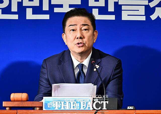 김병기 더불어민주당 당대표 직무대행 겸 원내대표가 7일 오전 서울 여의도 국회에서 열린 최고위원회의에서 윤석열 정부 검찰의 조작 수사를 밝힐 독립기구 설치를 제안했다. /배정한 기자