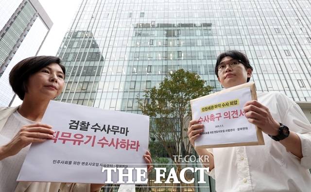 민주사회를 위한 변호사 모임(민변)과 참여연대는 7일 김건희 특검 사무실이 있는 서울 종로구 KT광화문빌딩 웨스트 앞에서 기자회견을 열고 "'인천세관 마약 수사 외압 의혹'의 실체를 규명해달라"고 촉구했다. 왼쪽부터 이은미 참여연대 권력감시2팀장, 백해룡 경정 법률대리인 이창민 변호사. /뉴시스