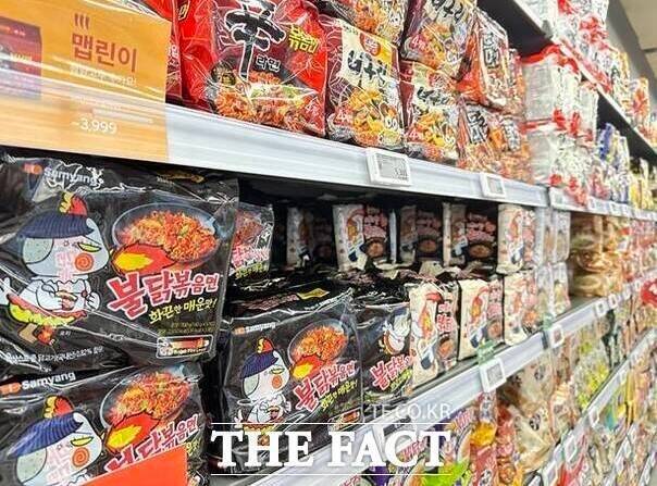 정부와 업계가 여름 휴가철 가공식품 물가안정을 위해 대규모 할인행사를 진행한다. 7~8월 대형마트와 편의점에서 생활과 밀접한 라면·빵·음료·김치 등을 최대 50% 할인한다. 사진은 서울의 한 대형마트에 진열된 라면./더팩트DB