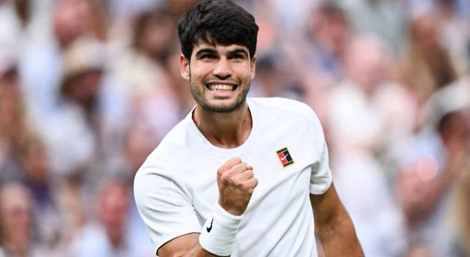 카를로스 알카라스가 6일 2025 윔블던 남자단식 4라운드에서 안드레이 루블레프를 3-1로 누르고 8강에 오른 뒤 환호하고 있다. 사진/ATP 투어