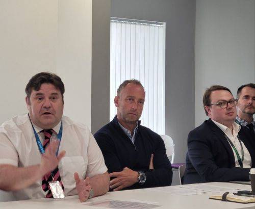 알렉 브라운 레드카·클리블랜드 군수(사진 맨 왼쪽)가 한국 기자단에게 티스밸리 지역의 해상풍력 공급망 기업에 대해 설명하고 있다.(2025.6.25) 강희종 기자