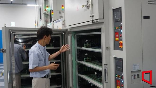 지난 3일 충북 청주 한국전자기술연구원(KETI) 충북특화단지 배터리산업지원센터 배터리성능평가동에서 조용남 KETI 수석연구원이 배터리 충방전 장비를 보여주며 설명하고 있다. 심성아 기자