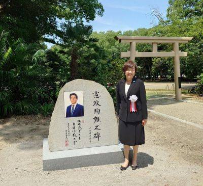 아베 신조 전 일본 총리의 3주기를 앞두고 오사카에 기념비가 신설됐다고 산케이신문이 7일 보도했다. 사진은 부인 아키에 여사가 사회관계망서비스(SNS) 엑스(X)에 올린 현장 참석 사진.
