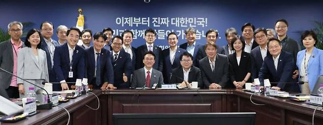 김민석 국무총리가 7일 서울 종로구 국정기획위원회에서 열린 전체회의에 참석, 인사말을 마친 뒤 위원들과 기념촬영을 하고 있다. 2025.7.7 연합뉴스