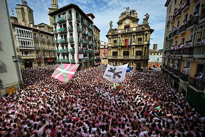 6일 스페인 북부 팜플로나 시청 밖 플라자 콩시스토리얼에서 열린 산 페르민 축제의 공식 시작을 알리는 '추피나소'(폭죽 발사) 행사 참가자들이 환호하고 있다.AFP 연합뉴스