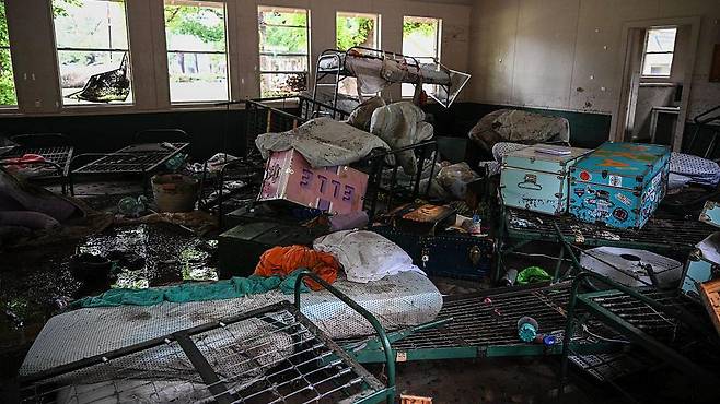 안타까운 재난의 흔적이 사진으로 남았다. 진흙으로 뒤덮여 쓰러진 이층 침대 너머, 비극으로 끝난 여름 캠프의 자취가 참담했다.