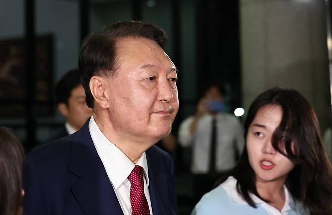 윤석열 전 대통령이 5일 오후 11시 54분쯤 ‘내란 특검’ 조사를 마치고 서울고검 청사를 나서고 있다. 이날 오전 9시쯤 출석한 지 약 15시간 만이었다. 윤 전 대통령은 취재진의 질문에 답하지 않았다./뉴스1