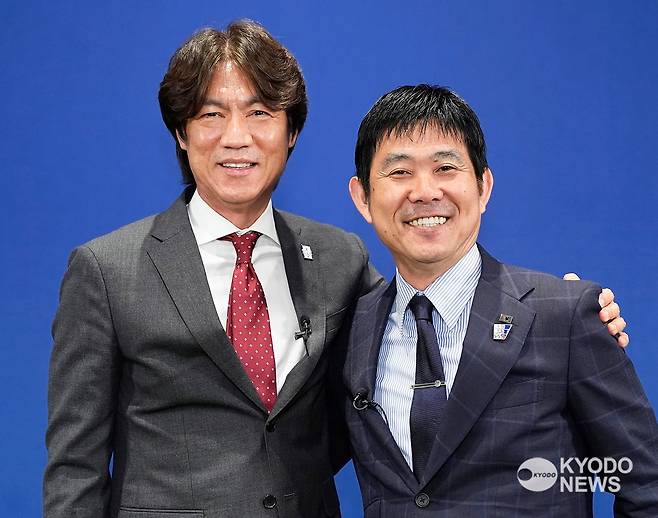 지난달 26일 일본 교도통신 주최 특별 대담에서 만난 홍명보(왼쪽) 감독과 모리야스 하지메 감독./교도통신 연합뉴스