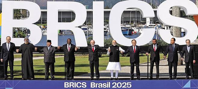 6일 브라질 리우데자네이루에서 개막한 17차 브릭스 정상회의에서 (왼쪽부터)세르게이 라브로프 러시아 외무장관,칼리드 빈 모하메드 빈 자이드 알 나하얀 아부다비 왕세자, 프라보워 수비안토 인도네시아 대통령, 시릴 라마포사 남아프리카공화국 대통령, 루이스 이나시우 룰라 다시우바 브라질 대통령, 나렌드라 모디 인도 총리, 리창 중국 국무원 총리, 아비 아흐메드 알리 에티오피아 총리, 모스타파 마드불리 이집트 총리, 아바스 아라그치 이란 외무장관이 기념 촬영을 하고 있다. 올해 브릭스 정상회의에는 시진핑 중국 국가주석과 블라디미르 푸틴 러시아 대통령을 비롯해 10 회원국 중 5국 정상이 불참했다./로이터 연합뉴스